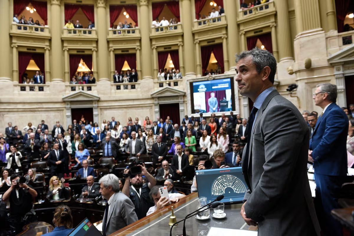 Diputados aprobó límites a los DNU, pero los libertarios ganaron tiempo y el debate vuelve al Senado