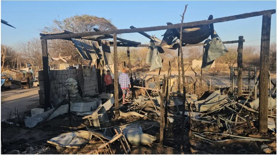 Voraz incendio destruyó una vivienda en el sur de la Capital