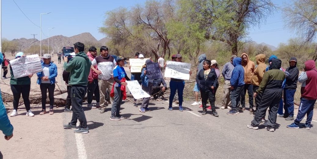 Tensión en el ingreso a Tinogasta: Becados provinciales y municipales cortaron la Ruta 60 y apuntaron contra la ministra por incumplimientos laborales