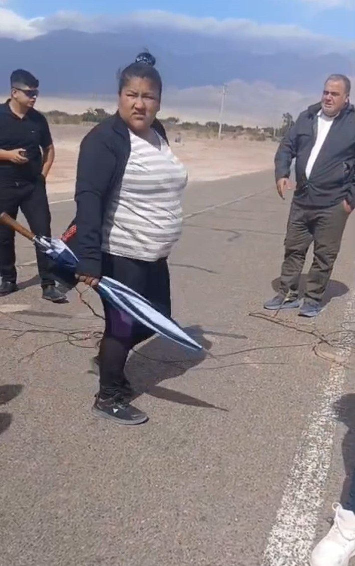 Diálogo en medio del corte: el gobernador Jalil se reunió con vecinos en la Ruta 60