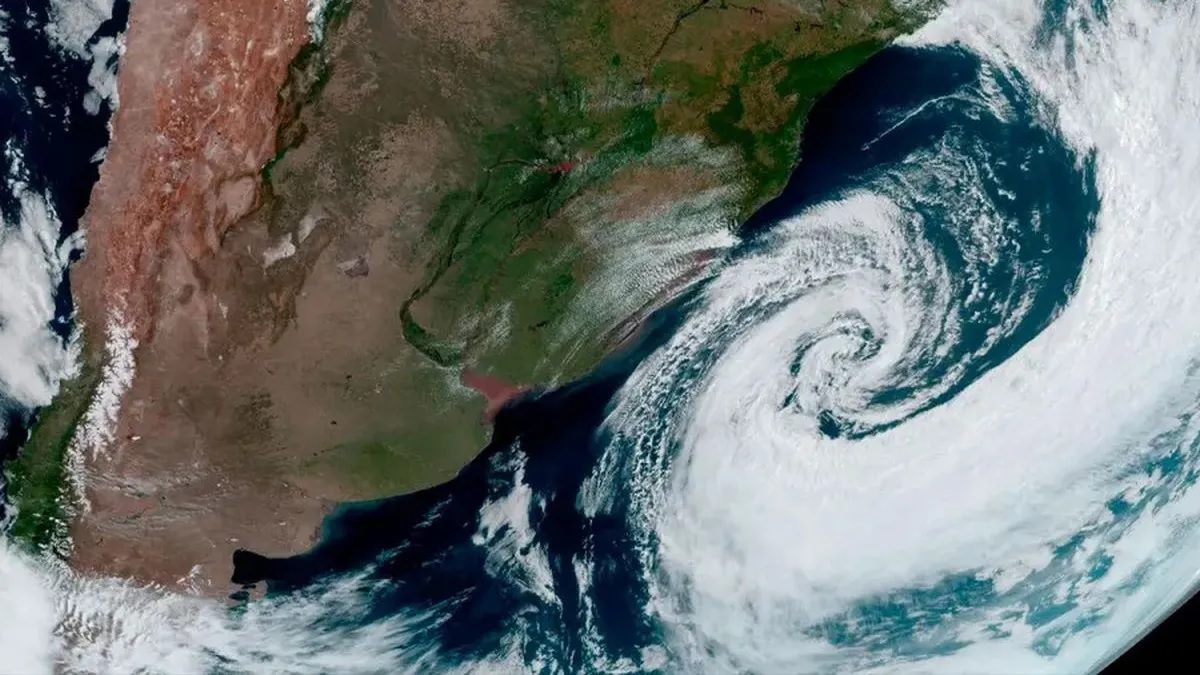 Doble ciclón en Brasil pone en alerta a 14 provincias argentinas