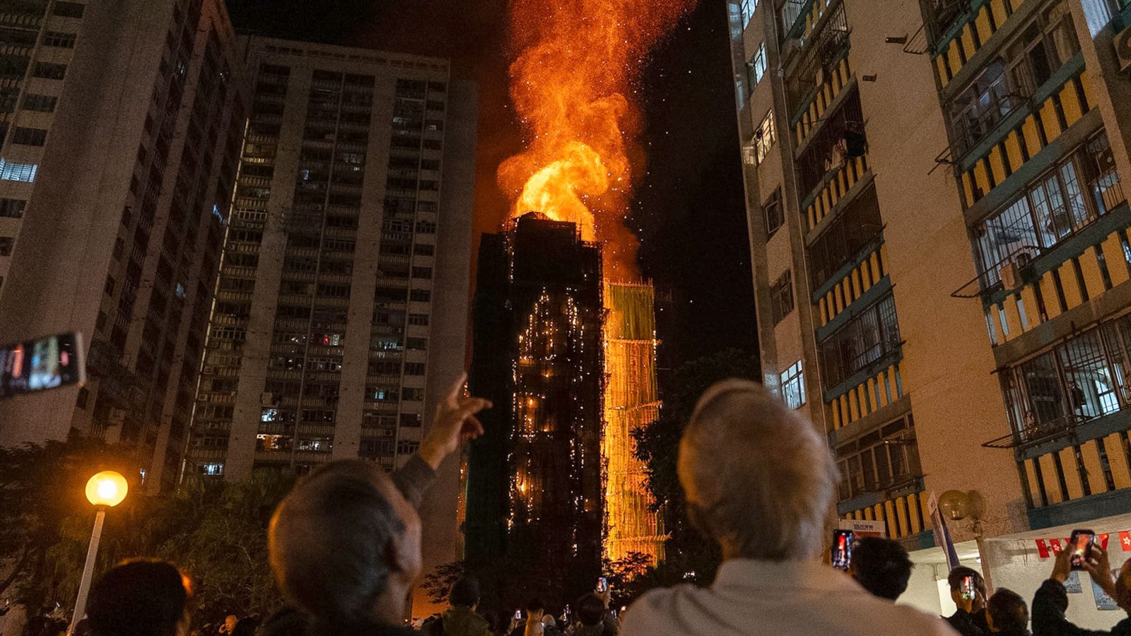 Tragedia en Hong Kong: 55 muertos y 279 desaparecidos tras incendio masivo