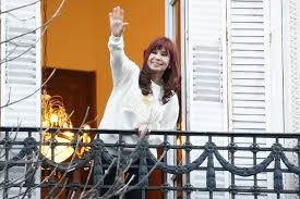 Cristina Kirchner, condenada por corrupción, seguiría internada hasta el lunes tras una cirugía de urgencia en una clínica privada