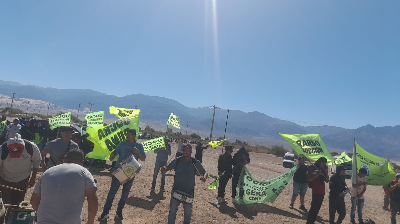 Asamblea gremial en el ingreso de la minera de LIEX Zijin en Fiambalá por conflicto de encuadramiento laboral