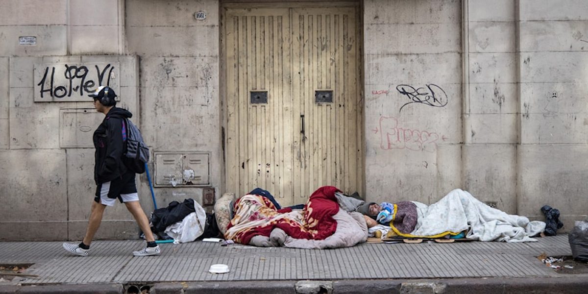 Entre números optimistas y bolsillos flacos: el Gobierno dice que la pobreza bajó más de 11 puntos