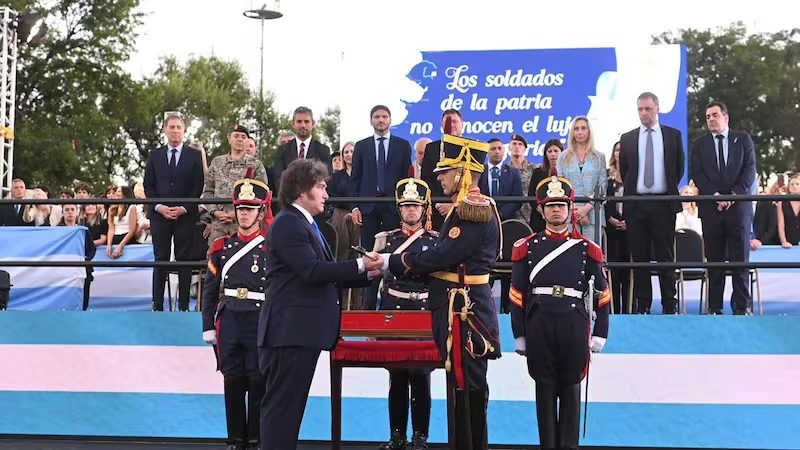 Milei encabezó el acto de restitución del sable corvo de San Martín a los Granaderos