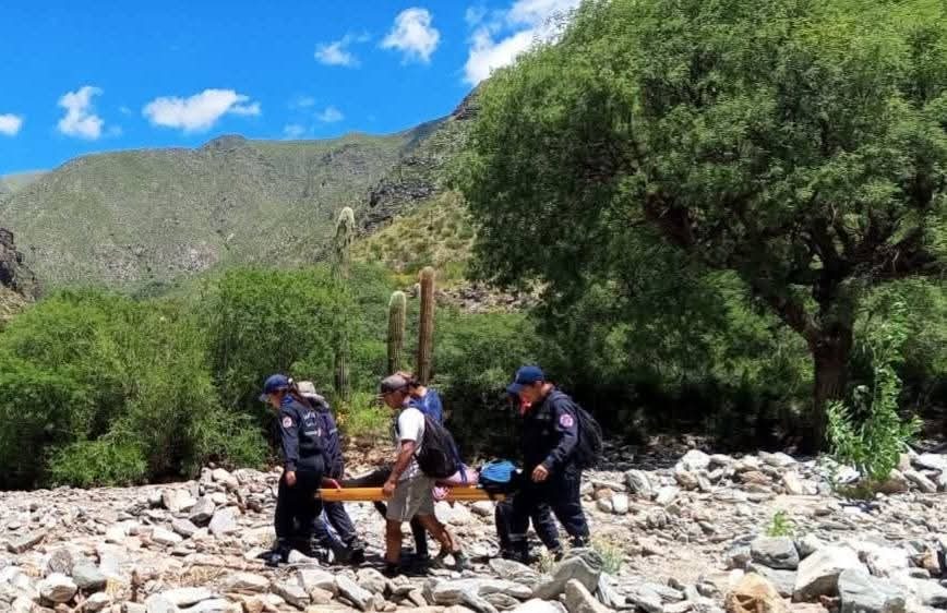 Operativo en la Quebrada del Anchi: Rescatan a una mujer tras sufrir un desmayo por la Puna